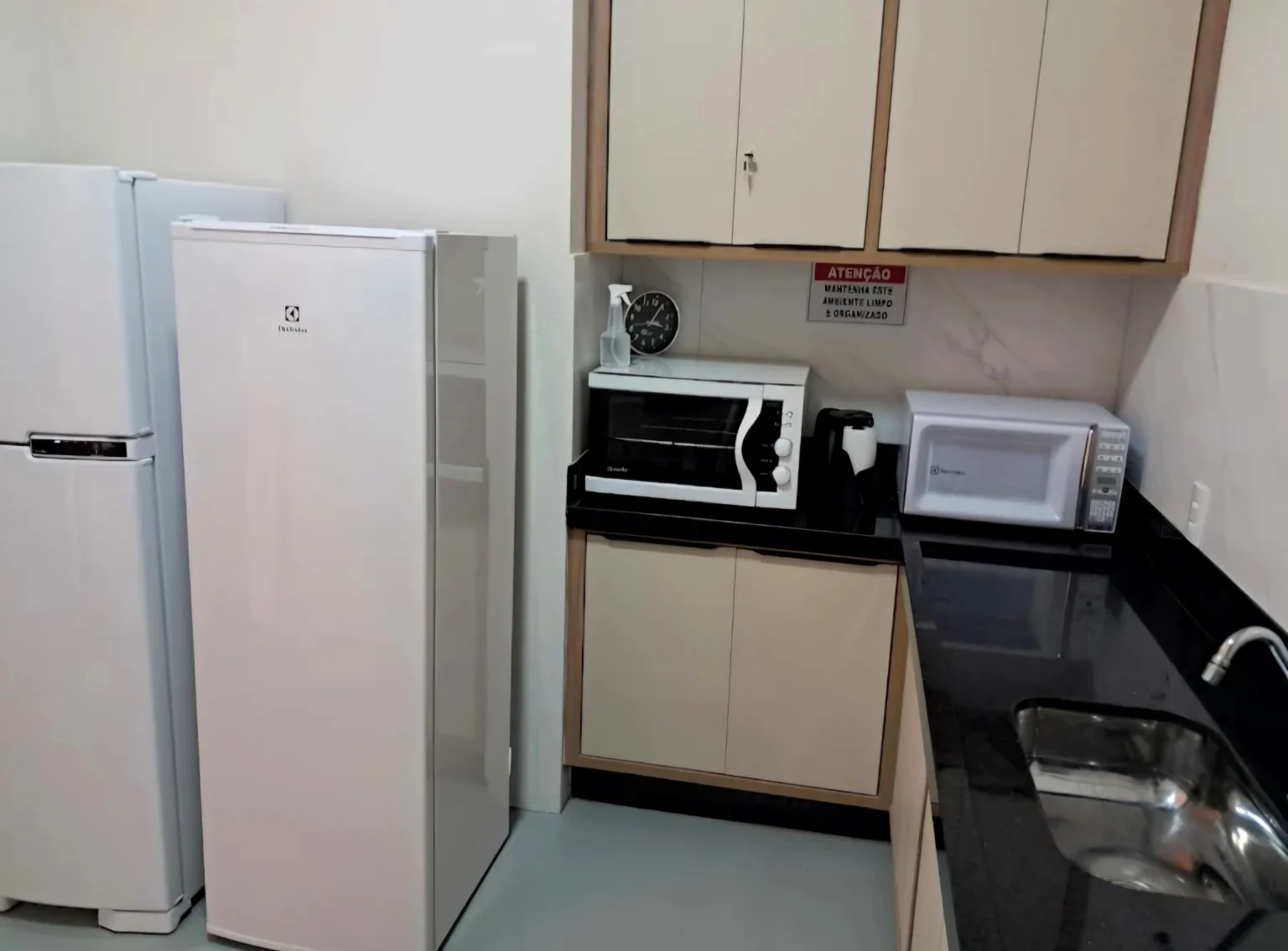 Cozinha de apoio com geladeiras e equipamentos