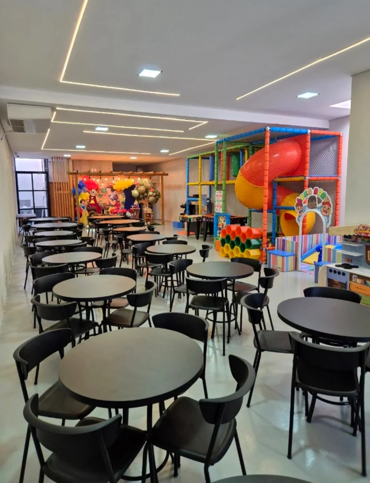Salão com decoração de evento anterior
