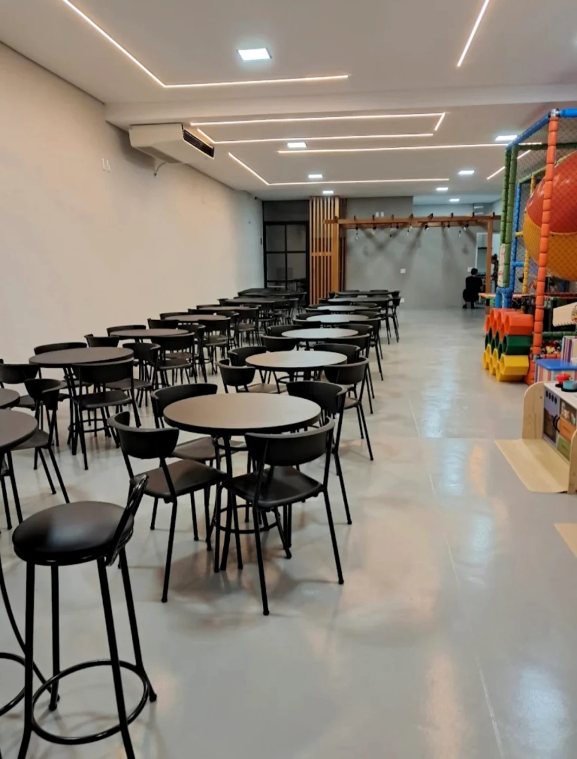 Salão principal com mesas e cadeiras
